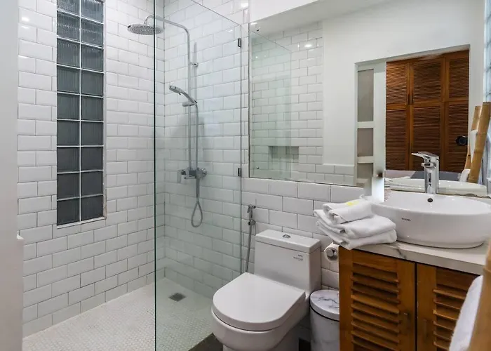 Private 5 Bedroom Spacious Close To *