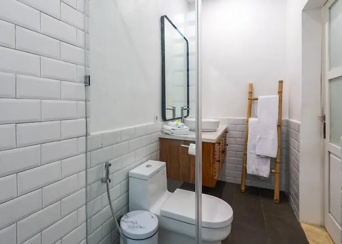 Private 5 Bedroom Spacious Close To Villa *