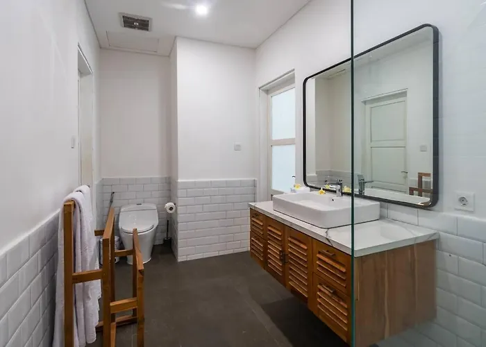 Private 5 Bedroom Spacious Close To