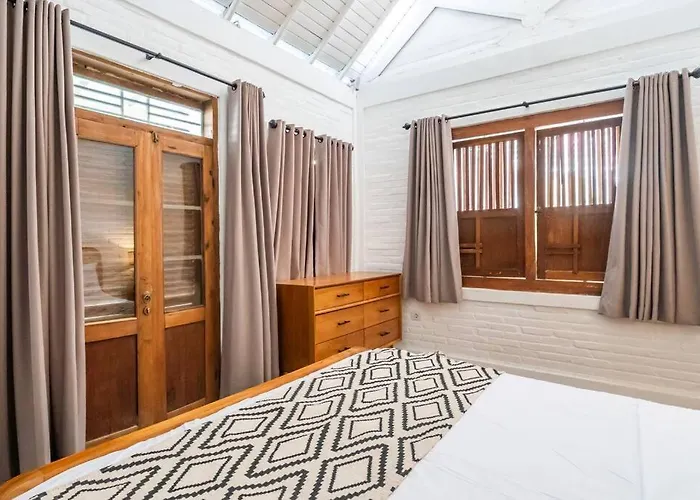 Private 5 Bedroom Spacious Close To Sanur (Bali)