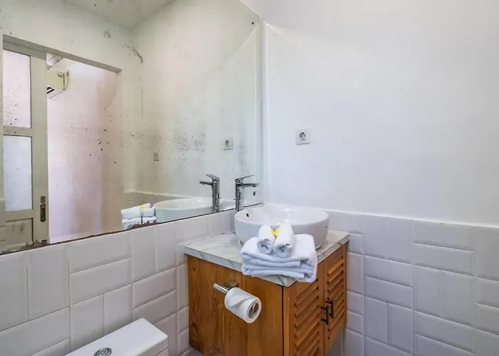 Private 5 Bedroom Spacious Close To Villa *